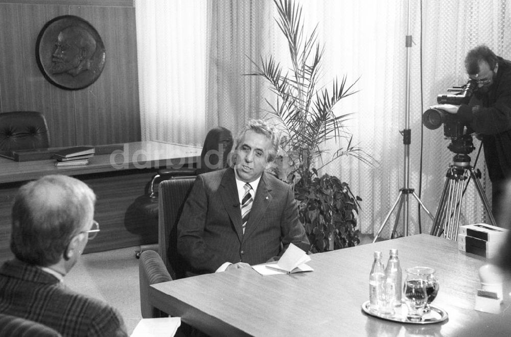 DDR-Fotoarchiv: Berlin - Egon Krenz beim Interview durch Fritz Pleitgen in Berlin