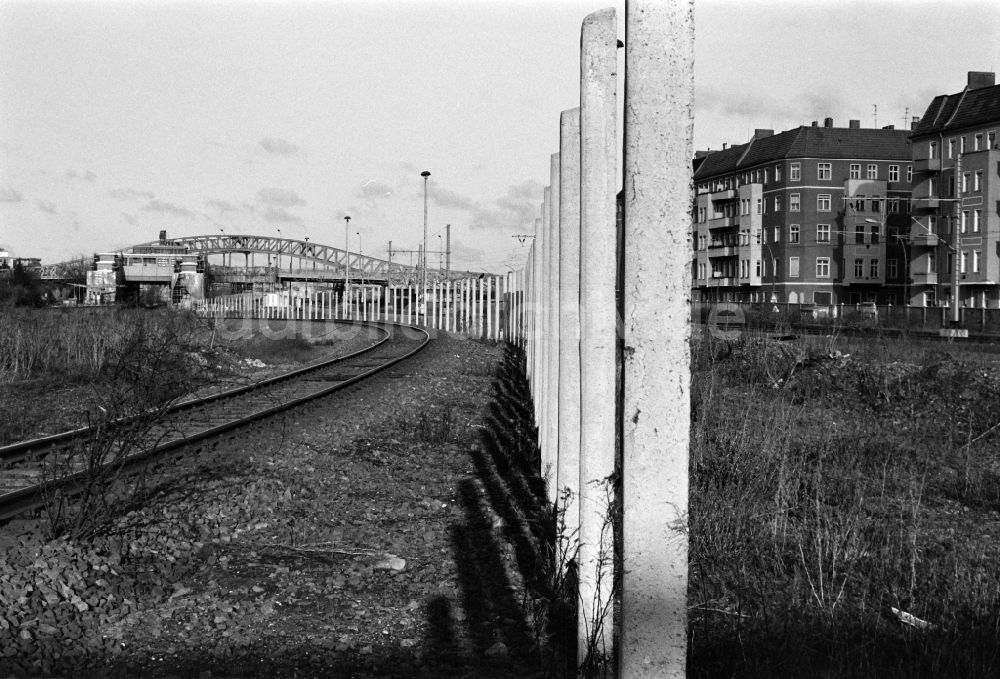 Berlin: Ehemaliger Mauerverlauf am S-Bahnhof Bornholmer Straße in Berlin - Prenzlauer Berg, der ehemaligen Hauptstadt der DDR, Deutsche Demokratische Republik