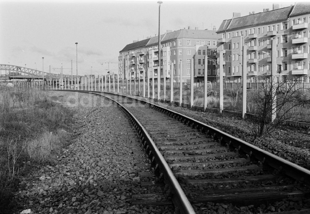 DDR-Bildarchiv: Berlin - Ehemaliger Mauerverlauf am S-Bahnhof Bornholmer Straße in Berlin - Prenzlauer Berg, der ehemaligen Hauptstadt der DDR, Deutsche Demokratische Republik