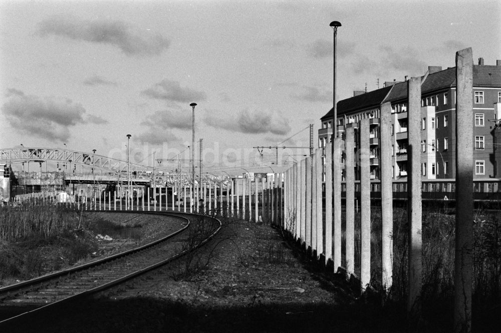 DDR-Fotoarchiv: Berlin - Ehemaliger Mauerverlauf am S-Bahnhof Bornholmer Straße in Berlin - Prenzlauer Berg, der ehemaligen Hauptstadt der DDR, Deutsche Demokratische Republik