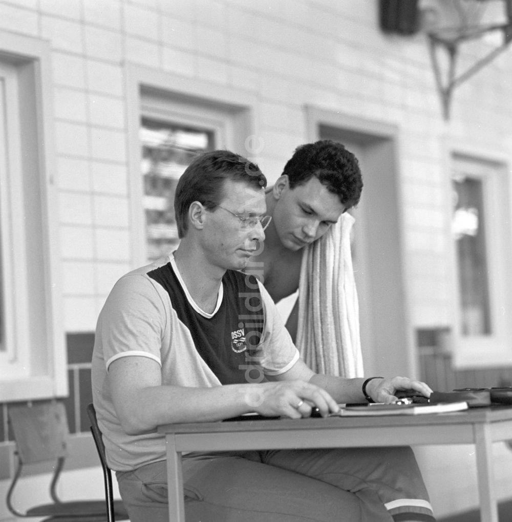 DDR-Fotoarchiv: Magdeburg - Ehemaliger Schwimmer und Trainer in der DDR, Lutz Wanja mit dem Schwimmer Uwe Daßler in Magdeburg im heutigen Bundesland Sachsen-Anhalt