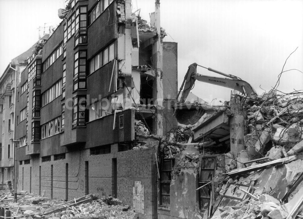 DDR-Fotoarchiv: Berlin - Ehemaliges Verwaltungsgebäude der Berliner Vergaser- und Filterwerke an der Frankfurter Allee wird abgerissen 21