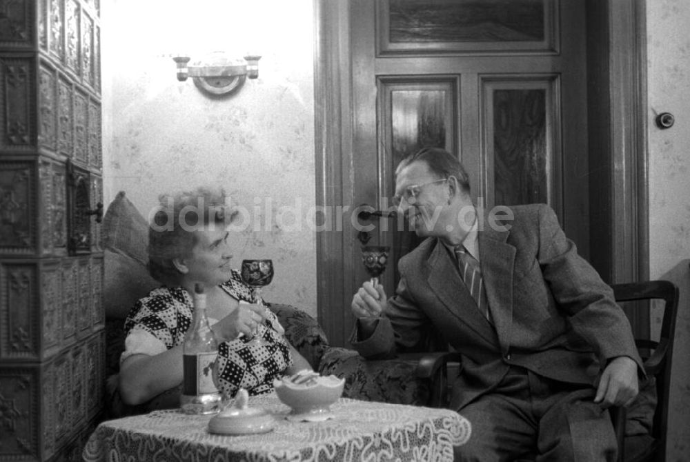 Leipzig: Ehepaar beim Anstoßen mit einer Spirituose, Leipzig 1957