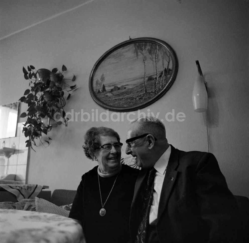 DDR-Bildarchiv: Leipzig - Ehepaar in einem Altenheim in Leipzig in Sachsen in der DDR
