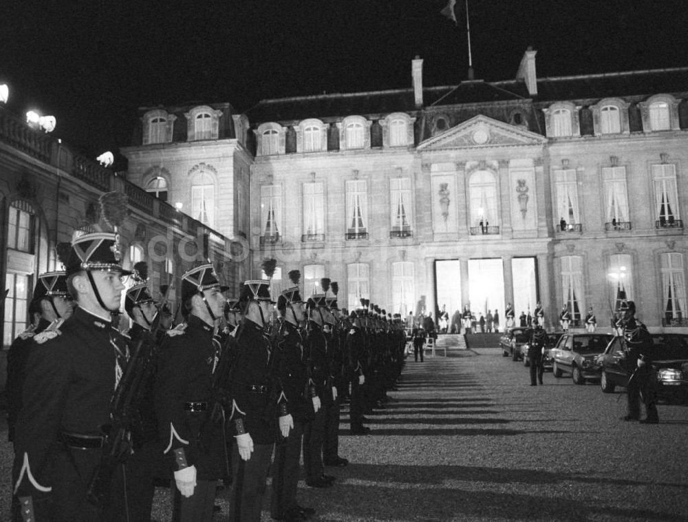 DDR-Bildarchiv: Paris - Ehrenformation für Staatsbesuch Erich Honecker in Frankreich-Paris