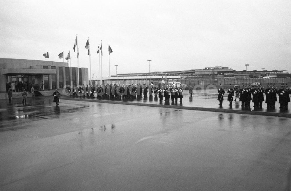 Paris: Ehrengarde auf dem Flughafen Orly zum Abflug von Erich Honecker aus Frankreich-Paris