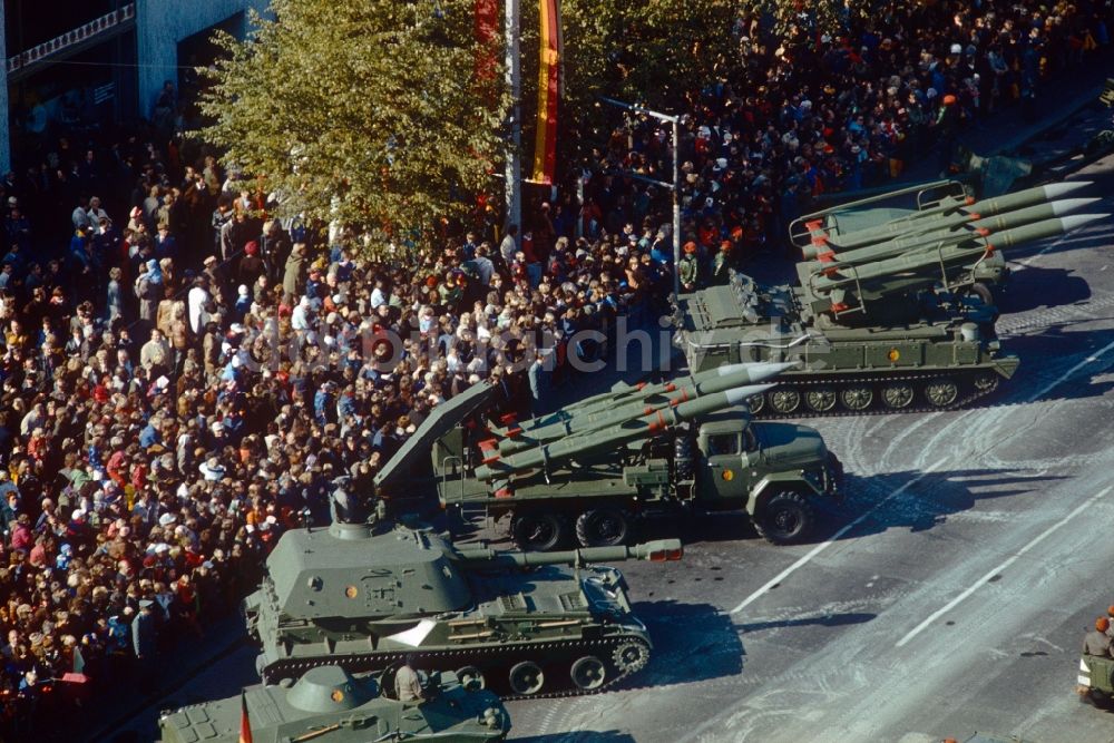 DDR-Fotoarchiv: Berlin - Ehrenparade der NVA zum 30. Jahrestag der Gründung der DDR in Berlin, der ehemaligen Hauptstadt der DDR, Deutsche Demokratische Republik