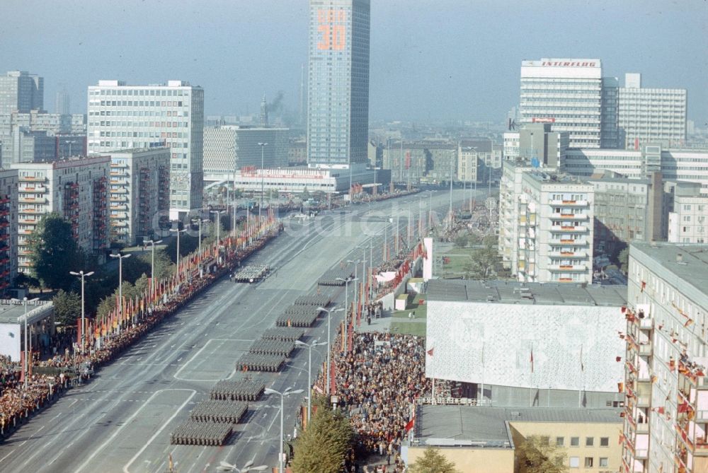 DDR-Fotoarchiv: Berlin - Ehrenparade der NVA zum 30. Jahrestag der Gründung der DDR auf der Karl - Marx - Allee in Berlin, der ehemaligen Hauptstadt der DDR, Deutsche Demokratische Republik