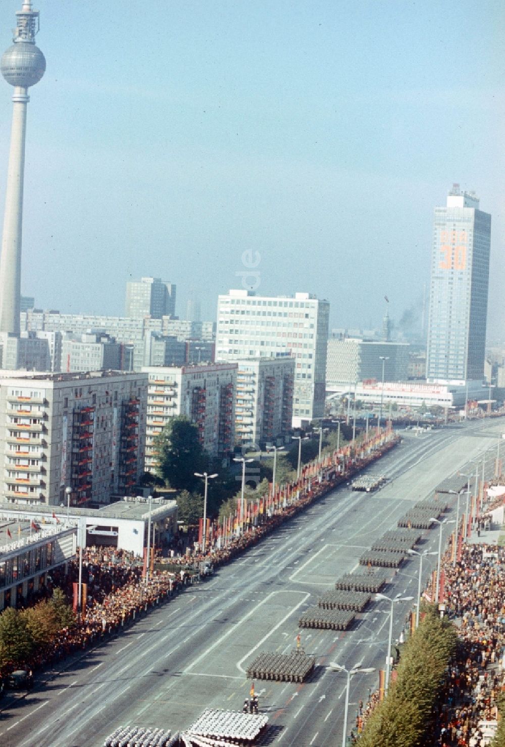 DDR-Bildarchiv: Berlin - Ehrenparade der NVA zum 30. Jahrestag der Gründung der DDR auf der Karl-Marx-Allee in Berlin, der ehemaligen Hauptstadt der DDR, Deutsche Demokratische Republik