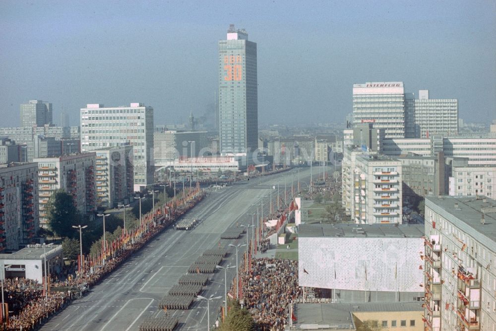 DDR-Bildarchiv: Berlin - Ehrenparade der NVA zum 30. Jahrestag der Gründung der DDR auf der Karl - Marx - Allee in Berlin, der ehemaligen Hauptstadt der DDR, Deutsche Demokratische Republik
