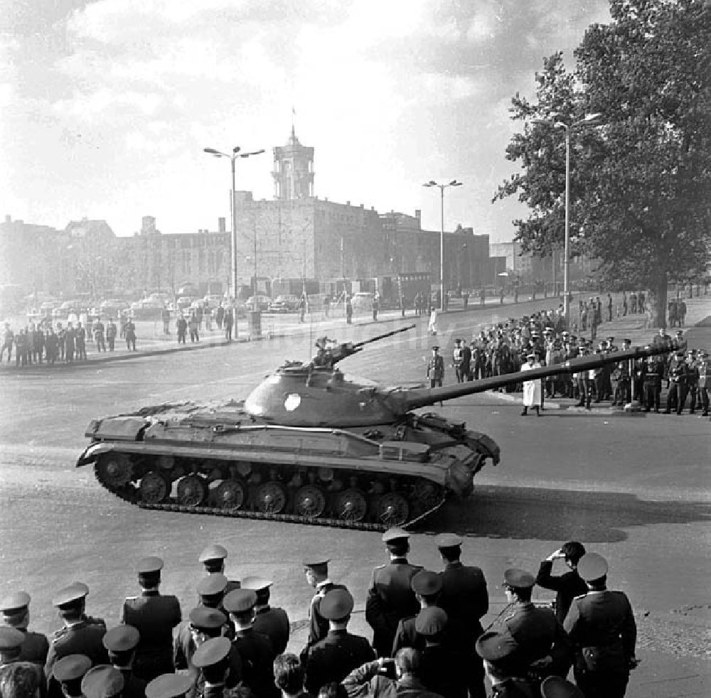 DDR-Bildarchiv: - Ehrenparade - Panzer Typ T 52 Foto: Rasch Umschlagnr.: 1756