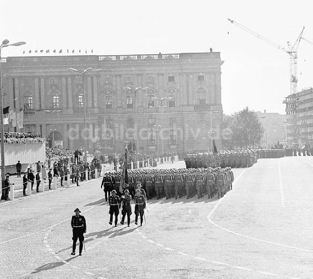 DDR-Fotoarchiv: - Ehrenparade - Vorbeimarsch der Truppen Foto: Rasch Umschlagnr.: 1756