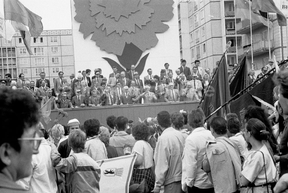 DDR-Bildarchiv: Berlin - Ehrentribühne vor dem Demonstrationszug zum 1. Mai auf den Straßen in Berlin in der DDR