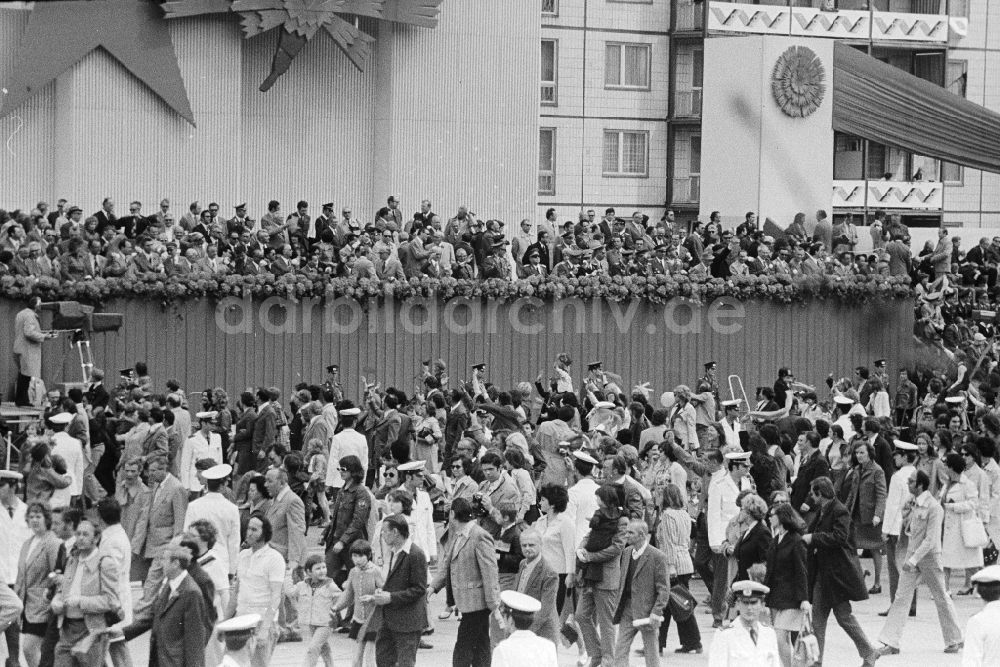 DDR-Bildarchiv: Berlin - Ehrentribüne zum Kampf- und Feiertag des 1. Mai in Berlin, der ehemaligen Hauptstadt der DDR, Deutsche Demokratische Republik