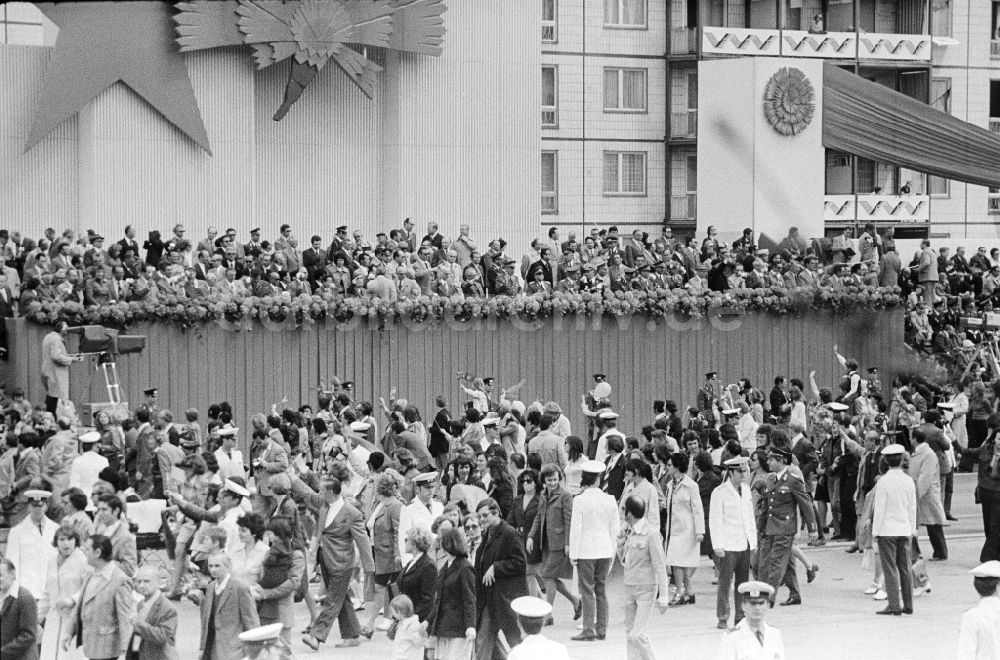 DDR-Fotoarchiv: Berlin - Ehrentribüne zum Kampf- und Feiertag des 1. Mai in Berlin, der ehemaligen Hauptstadt der DDR, Deutsche Demokratische Republik