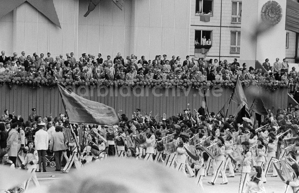 DDR-Bildarchiv: Berlin - Ehrentribüne zum Kampf- und Feiertag des 1. Mai in Berlin, der ehemaligen Hauptstadt der DDR, Deutsche Demokratische Republik