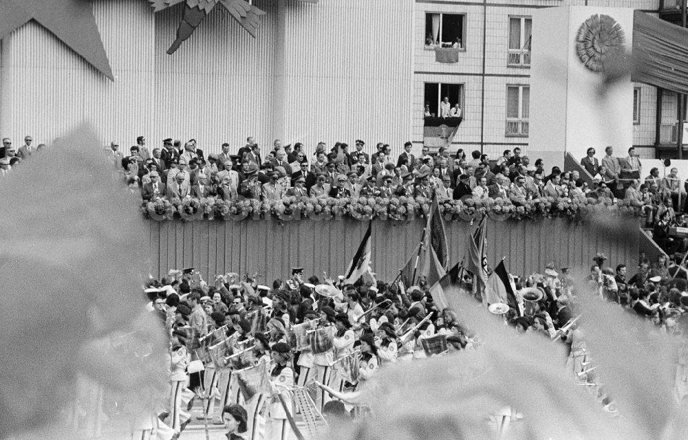 DDR-Fotoarchiv: Berlin - Ehrentribüne zum Kampf- und Feiertag des 1. Mai in Berlin, der ehemaligen Hauptstadt der DDR, Deutsche Demokratische Republik