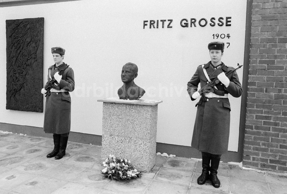 Königs Wusterhausen: Ehrenwache vor der Büste von Fritz Grosse in der Kaserne des 2. Nachrichtenregiments der NVA in Wernsdorf in Königs Wusterhausen in Brandenburg in der DDR