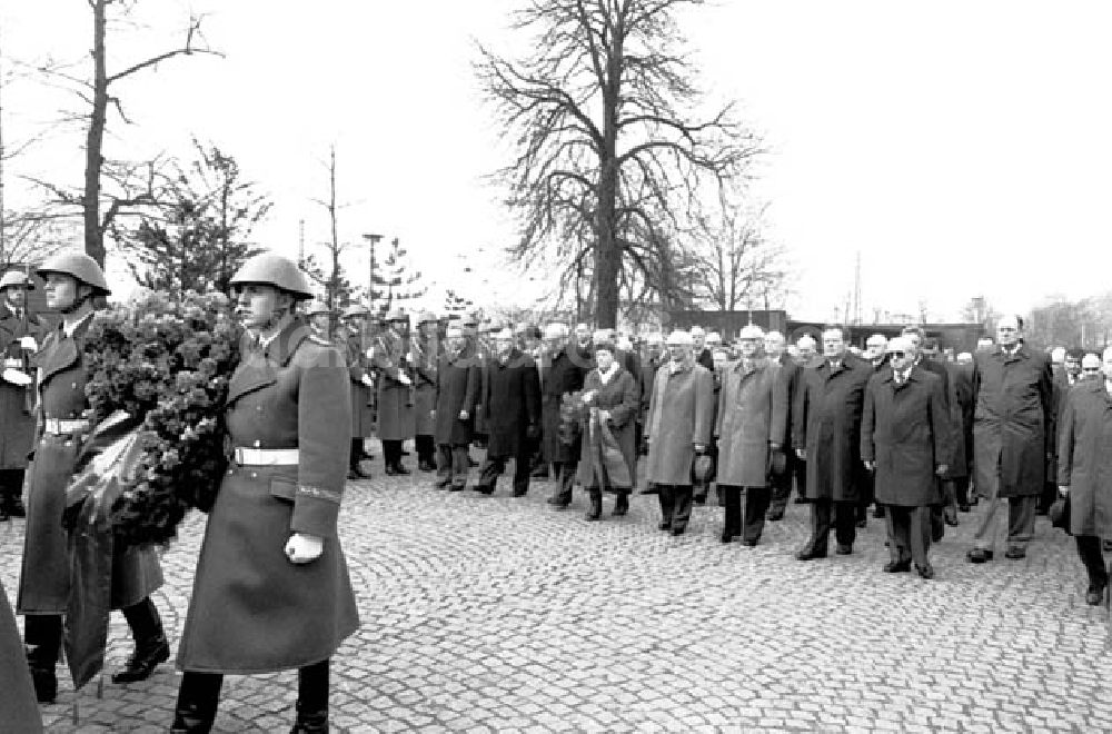 DDR-Fotoarchiv: Berlin - 15.04.1986 Ehrung zum 100. Geburtstag von Ernst Thälmann. Erich