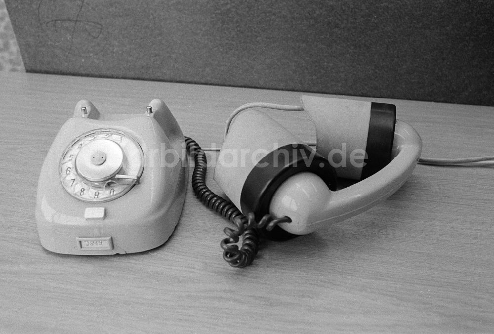 DDR-Fotoarchiv: Berlin - Ein Akkustikkoppler an einem Telefon Tesla TA32, in Berlin, der ehemaligen Hauptstadt der DDR, Deutsche Demokratische Republik