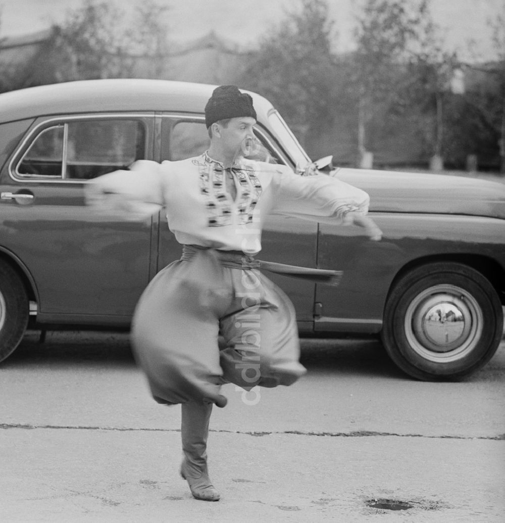 Chemnitz: Ein bulgarischer Folkloretänzer tanzt auf der Straße in Chemnitz im heutigen Bundesland Sachsen