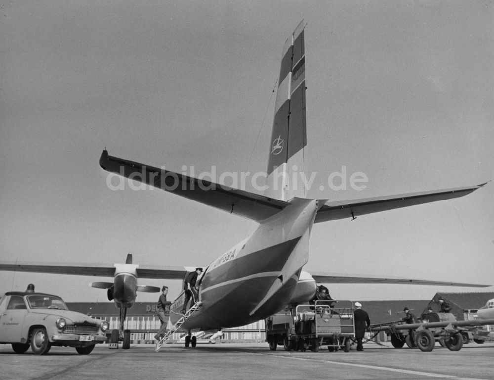 DDR-Fotoarchiv: Schönefeld - Ein Flugzeug des Typs AN-24 der INTERFLUG wird mit Gepäck beladen und betankt in Schönefeld im heutigen Bundesland Brandenburg