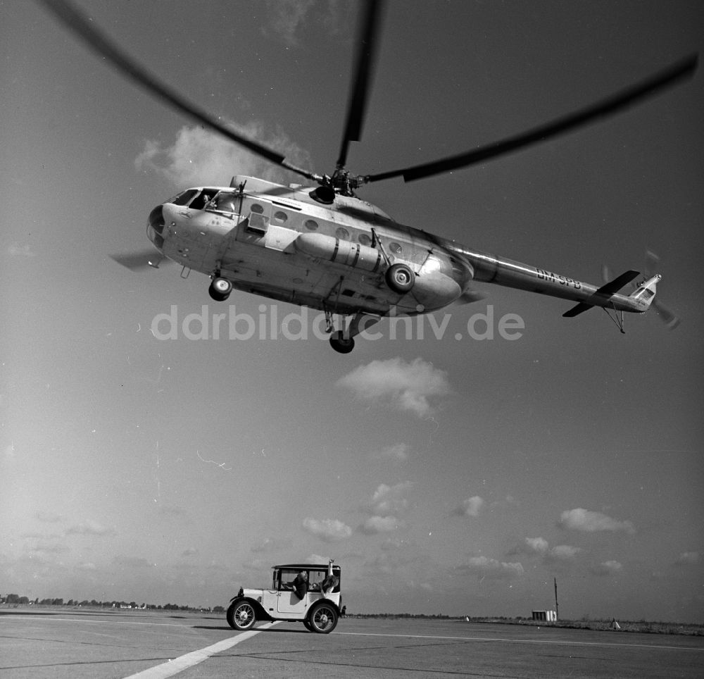 Kramerhof: Ein Hubschrauber des Typs MI-4 und ein Auto der Marke Dixi in Parow dem heutigen Kramerhof im heutigen Bundesland Mecklenburg-Vorpommern