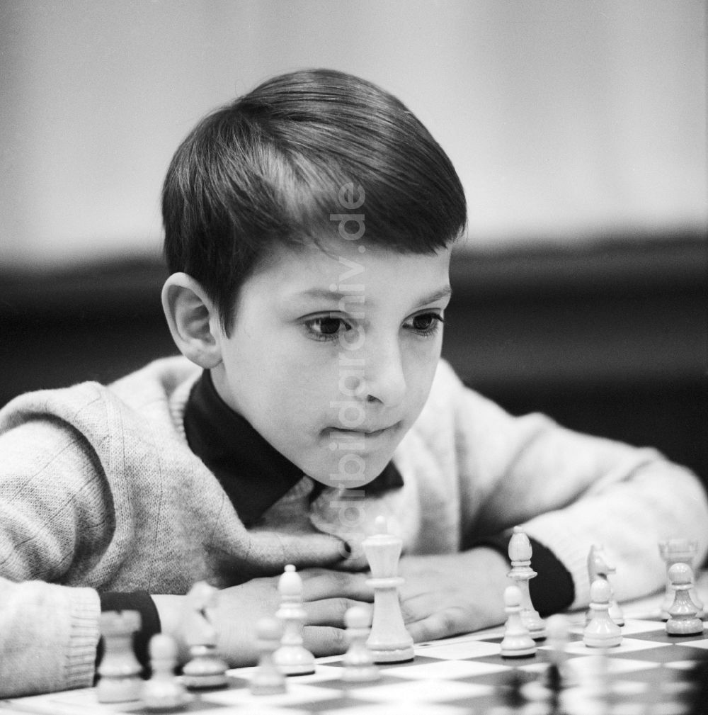 DDR-Fotoarchiv: Strausberg - Ein Junge spielt hoch konzentriert Schach in Strausberg in Brandenburg in der DDR
