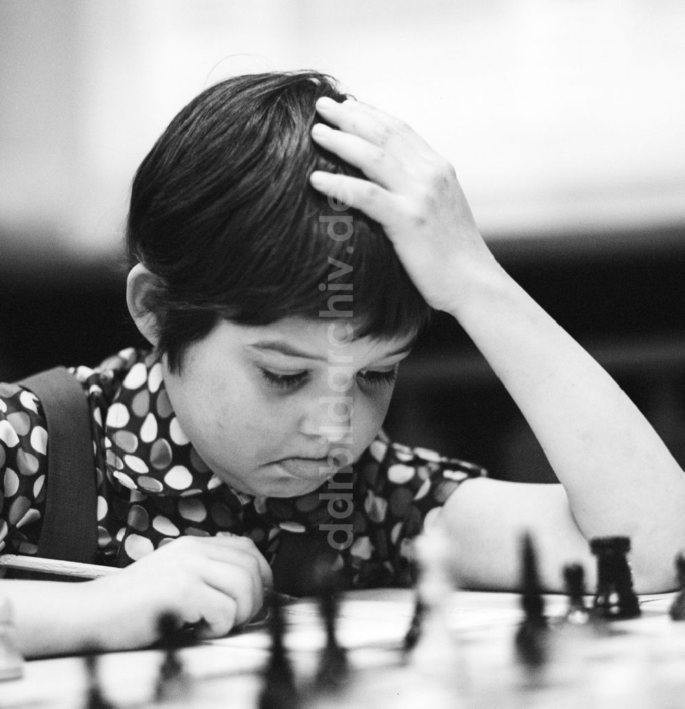 Strausberg: Ein Junge spielt hoch konzentriert Schach in Strausberg in Brandenburg in der DDR