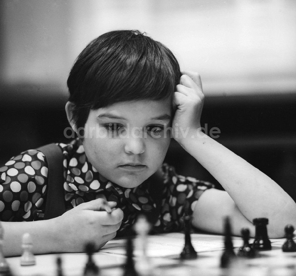 DDR-Bildarchiv: Strausberg - Ein Junge spielt hoch konzentriert Schach in Strausberg in Brandenburg in der DDR