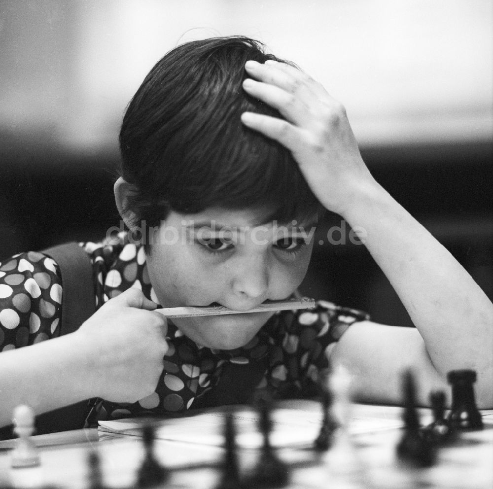 DDR-Fotoarchiv: Strausberg - Ein Junge spielt hoch konzentriert Schach in Strausberg im Bundesland Brandenburg auf dem Gebiet der ehemaligen DDR, Deutsche Demokratische Republik