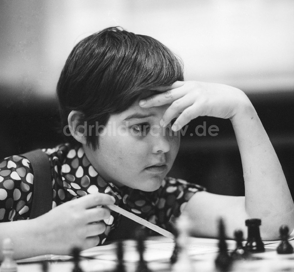Strausberg: Ein Junge spielt hoch konzentriert Schach in Strausberg im Bundesland Brandenburg auf dem Gebiet der ehemaligen DDR, Deutsche Demokratische Republik
