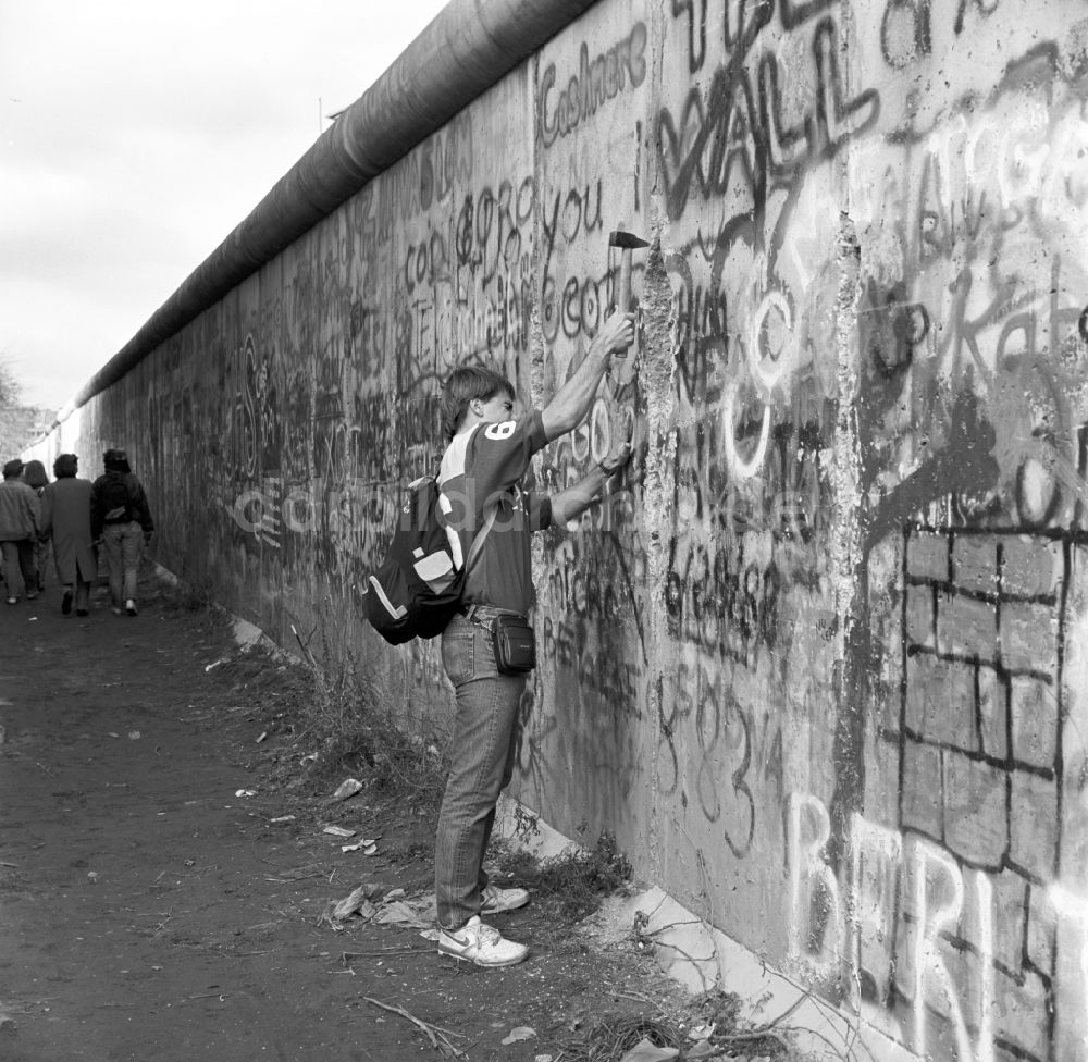 DDR-Fotoarchiv: Berlin - Mitte - Ein junger Mauerspecht an der Berliner Mauer in Berlin - Mitte