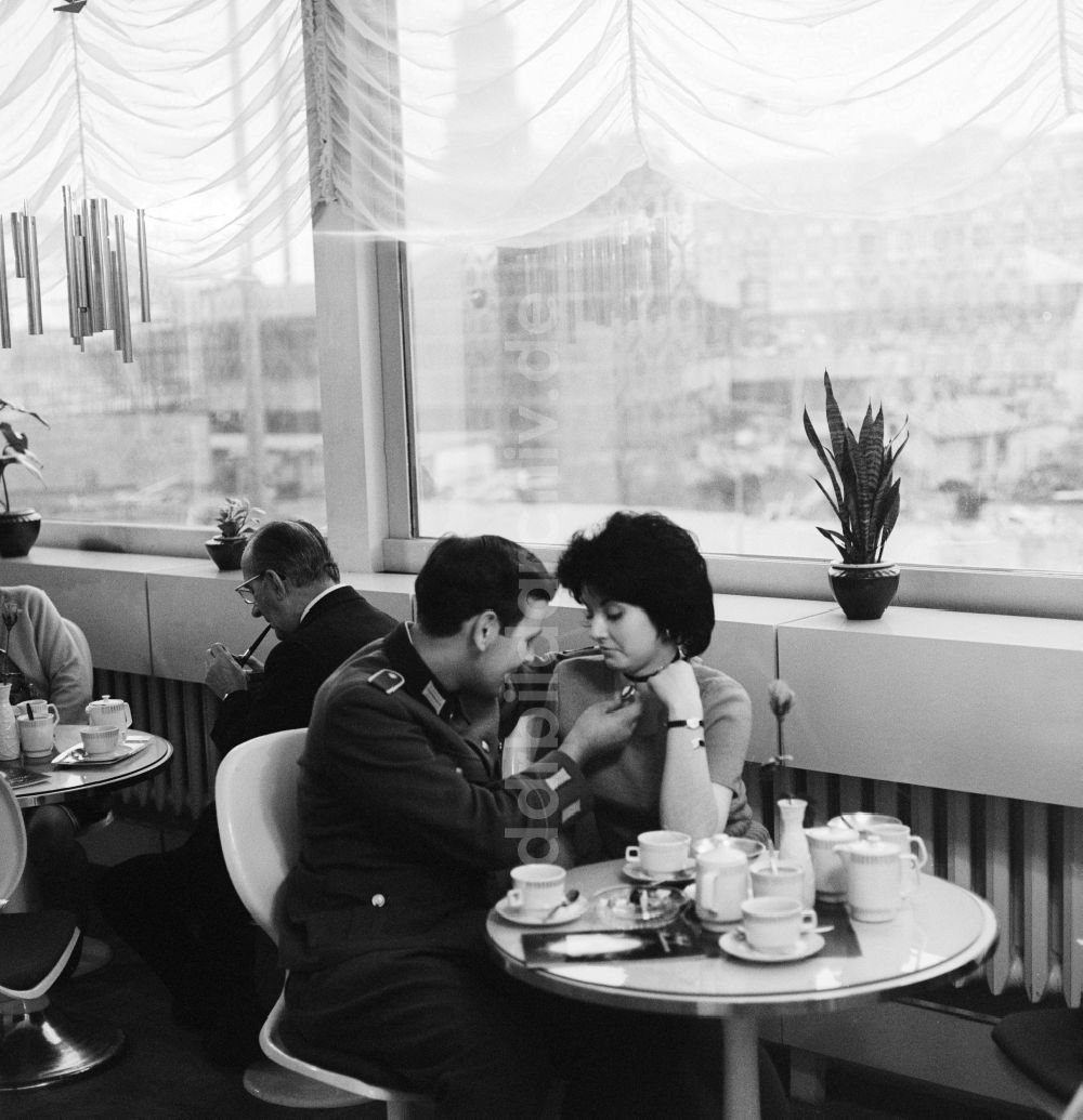 Berlin: Ein junges verliebtes Paar in einem Cafe in Berlin, der ehemaligen Hauptstadt der DDR, Deutsche Demokratische Republik