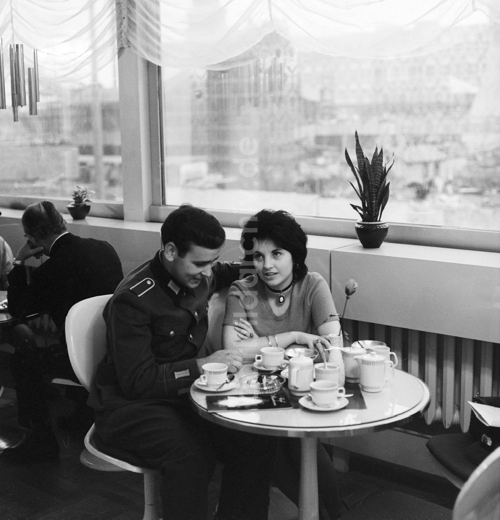 DDR-Fotoarchiv: Berlin - Ein junges verliebtes Paar in einem Cafe in Berlin, der ehemaligen Hauptstadt der DDR, Deutsche Demokratische Republik