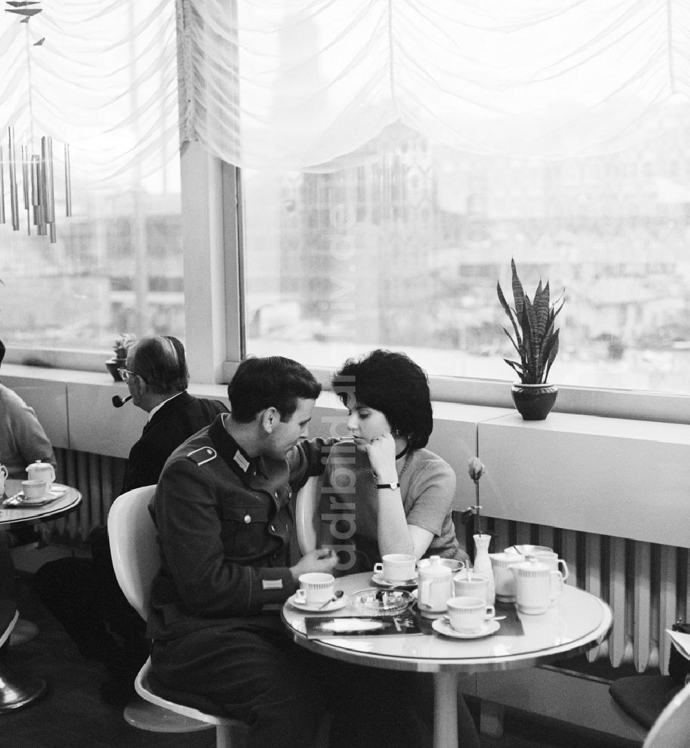 Berlin: Ein junges verliebtes Paar in einem Cafe in Berlin, der ehemaligen Hauptstadt der DDR, Deutsche Demokratische Republik