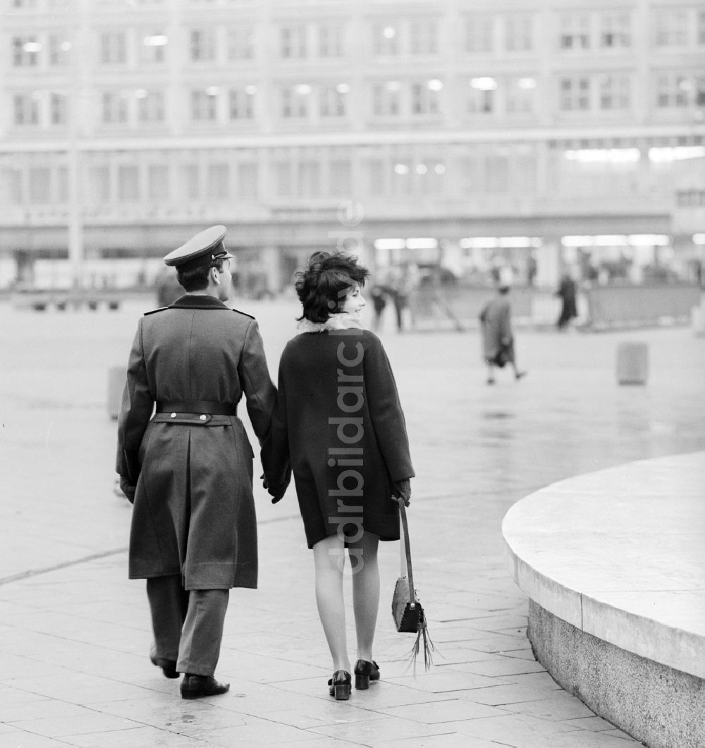 DDR-Bildarchiv: Berlin - Ein junges verliebtes Paar geht auf dem Alexanderplatz in Berlin spazieren, der ehemaligen Hauptstadt der DDR, Deutsche Demokratische Republik
