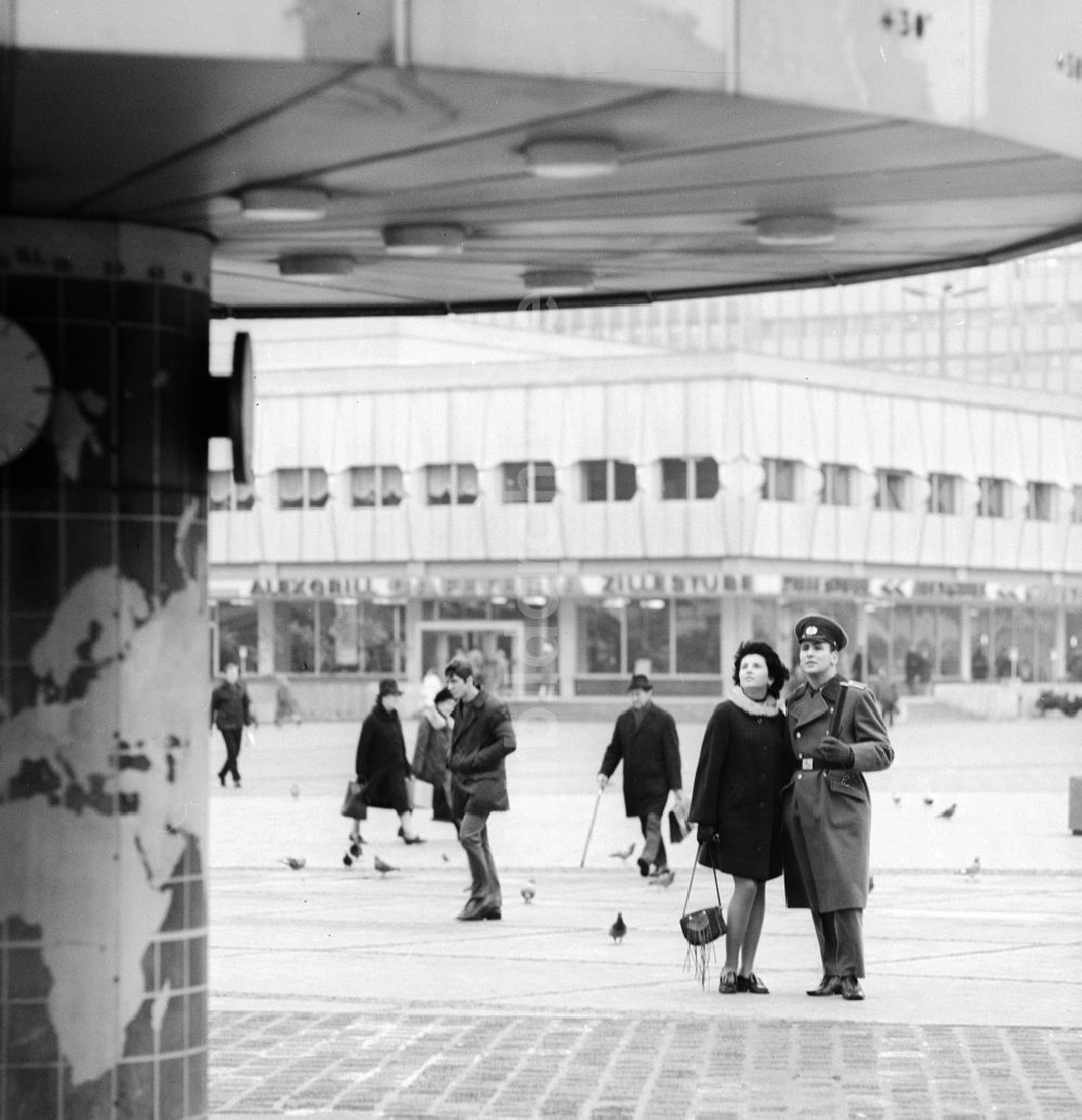 DDR-Fotoarchiv: Berlin - Ein junges verliebtes Paar vor der Weltzeituhr auf dem Alexanderplatz in Berlin, der ehemaligen Hauptstadt der DDR, Deutsche Demokratische Republik