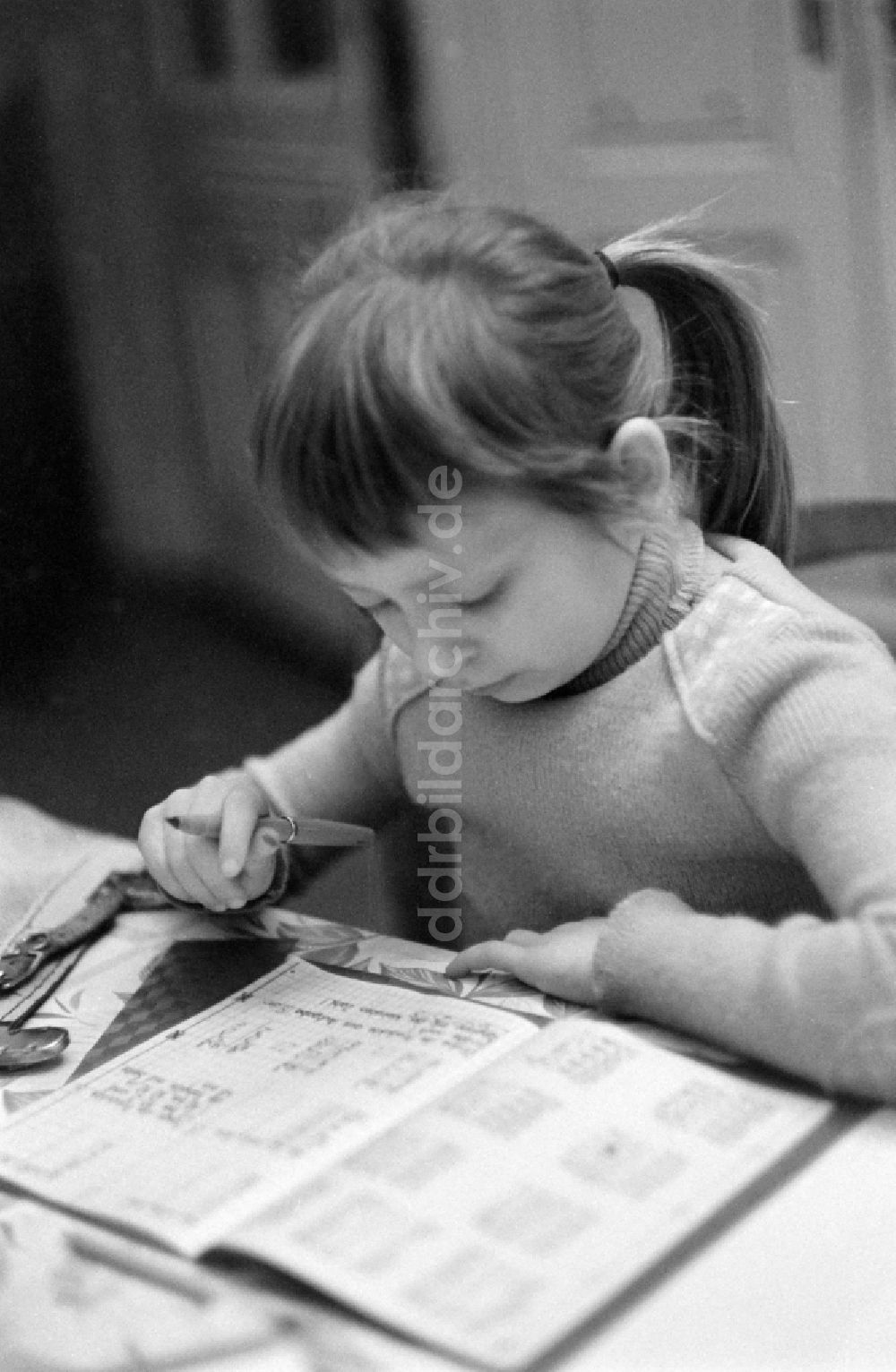 DDR-Fotoarchiv: Berlin - Ein Kind bei Schularbeiten in Berlin auf dem Gebiet der ehemaligen DDR, Deutsche Demokratische Republik