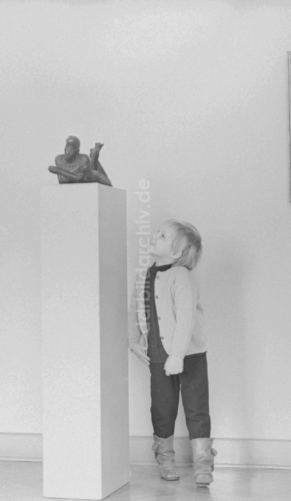 DDR-Fotoarchiv: Berlin - Ein Kind betrachte ein Ausstellungsstück im Alten Museum in Berlin, der ehemaligen Hauptstadt der DDR, Deutsche Demokratische Republik