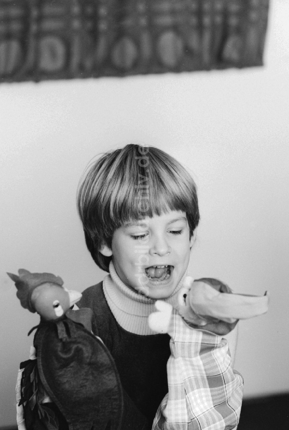 DDR-Bildarchiv: Berlin - Ein Kind spielt mit Handpuppen in Berlin, der ehemaligen Hauptstadt der DDR, Deutsche Demokratische Republik