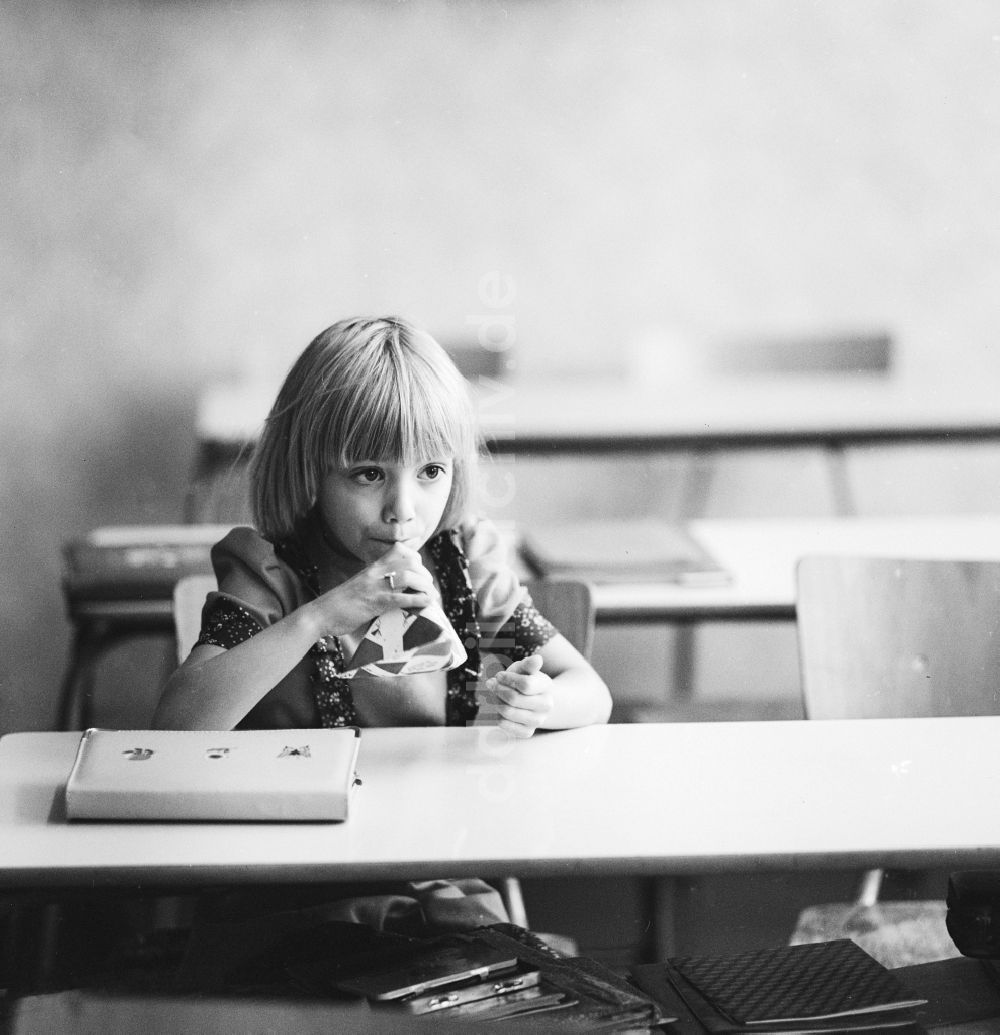 Berlin: Ein Kind trinkt in der Milchpause in der Schule ihre Milch, in Berlin