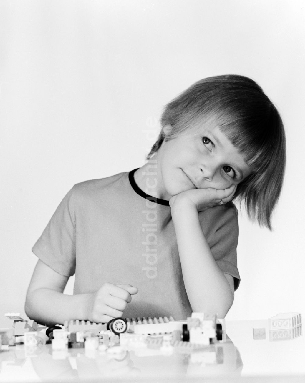 DDR-Bildarchiv: Berlin - Ein kleines Kind spielt mit Plastik Bausteinen in Berlin, der ehemaligen Hauptstadt der DDR, Deutsche Demokratische Republik