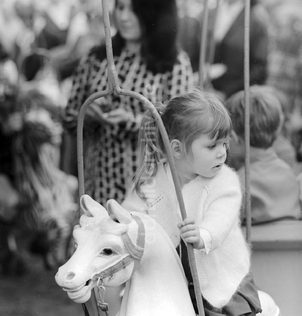 DDR-Bildarchiv: Berlin - Ein kleines Mädchen auf einem Karussellpferd in Berlin, der ehemaligen Hauptstadt der DDR, Deutsche Demokratische Republik