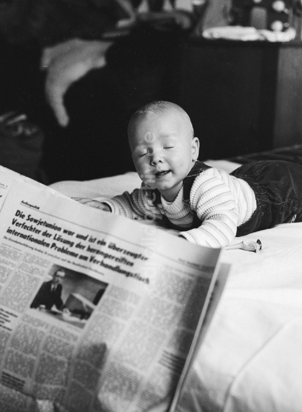 DDR-Fotoarchiv: Berlin - Ein Kleinkind auf einer Krabbeldecke in Berlin, der ehemaligen Hauptstadt der DDR, Deutsche Demokratische Republik