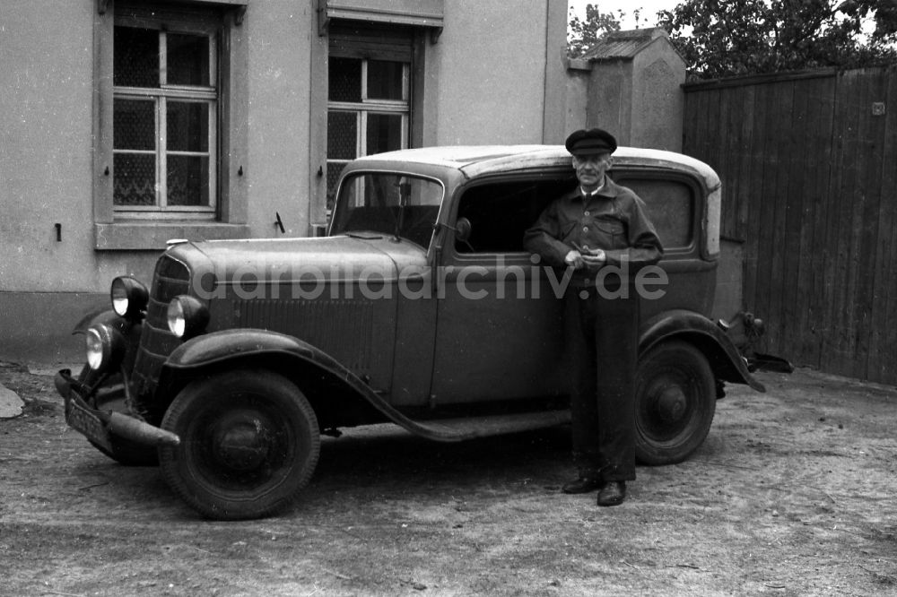 DDR-Bildarchiv: Sandersdorf-Brehna - Ein Mann mit einem Opel P4 Cabrio Limousine in Sandersdorf-Brehna in Sachsen-Anhalt in Deutschland