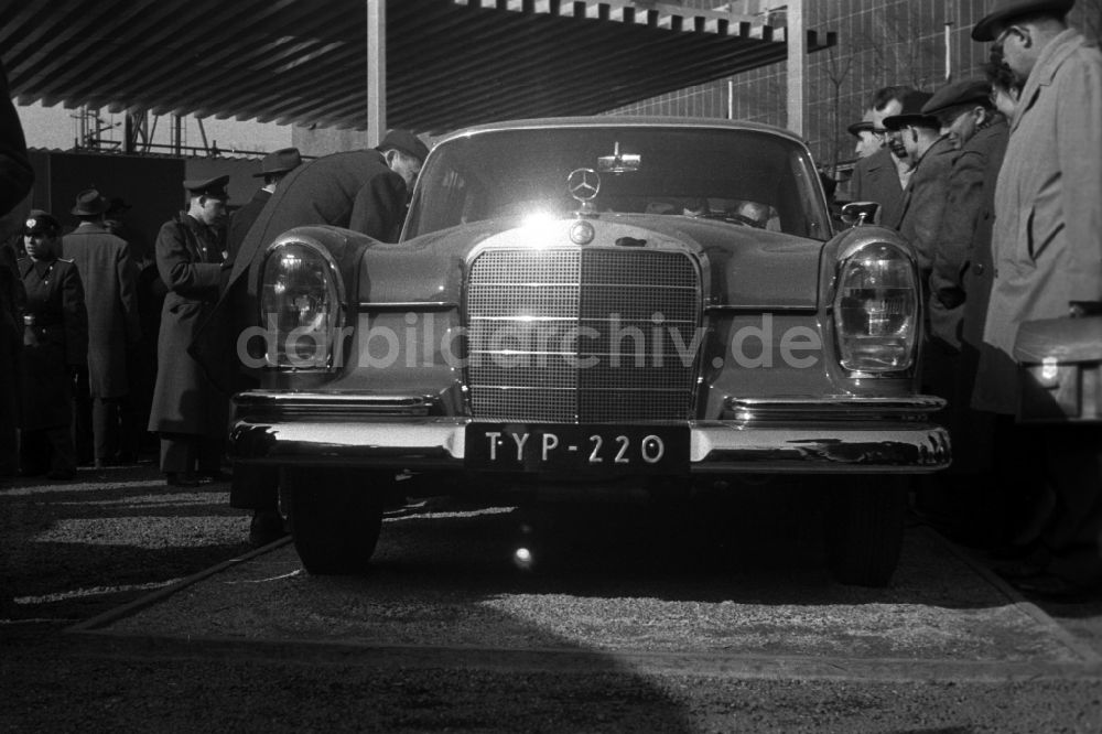 DDR-Bildarchiv: Leipzig - Ein Mercedes Benz 220 auf der Leipziger Frühjahrsmesse 