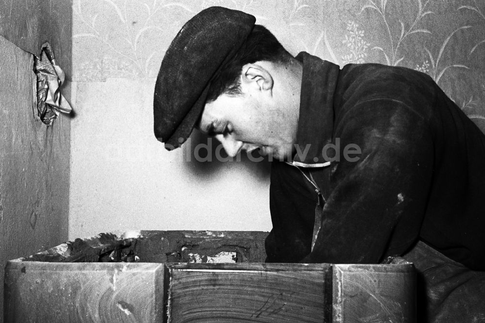 DDR-Fotoarchiv: Zschopau - Ein Ofenbauer- Ofensetzer setzt einen Kachelofen in Zschopau in Sachsen in der DDR