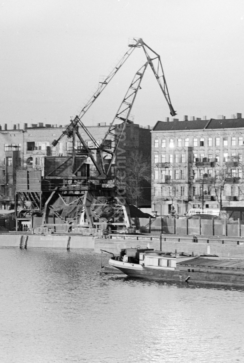 DDR-Bildarchiv: Berlin - Ein Schwerlastkran am Ufer der Spree im Osthafen in Berlin
