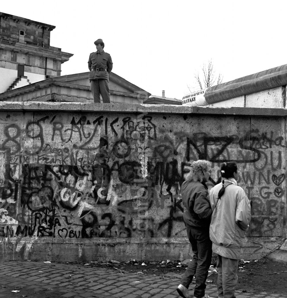 DDR-Fotoarchiv: Berlin - Mitte - Ein Soldat der DDR Grenztruppen auf der Berliner Mauer in Berlin